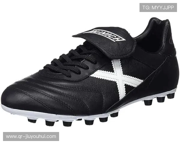 黑色足球鞋点燃赛场激情，助力球员突破极限的非凡力量